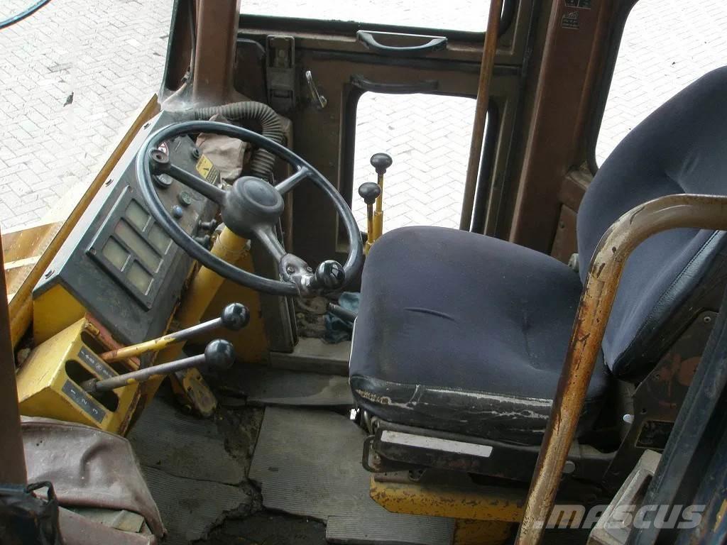 Komatsu W40-2 Фронтальні навантажувачі