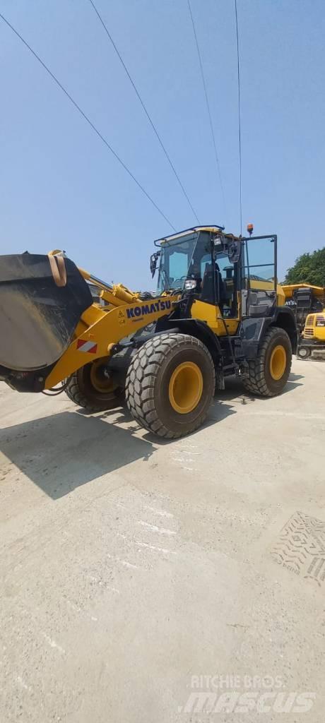 Komatsu WA270-8 Фронтальні навантажувачі