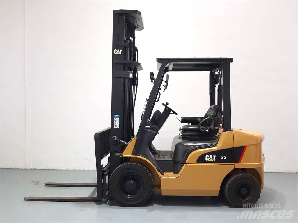 CAT DP25NT Дизельні навантажувачі