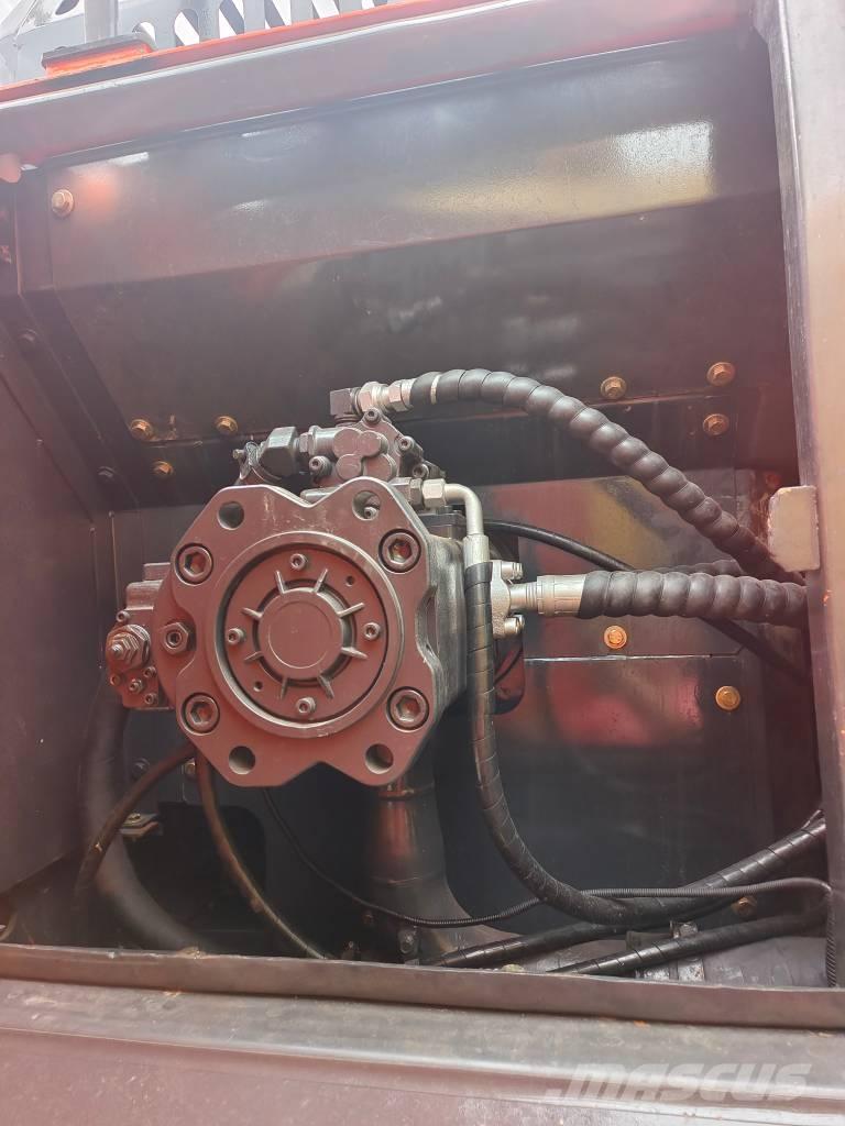 Doosan DX 300 LC Гусеничні екскаватори