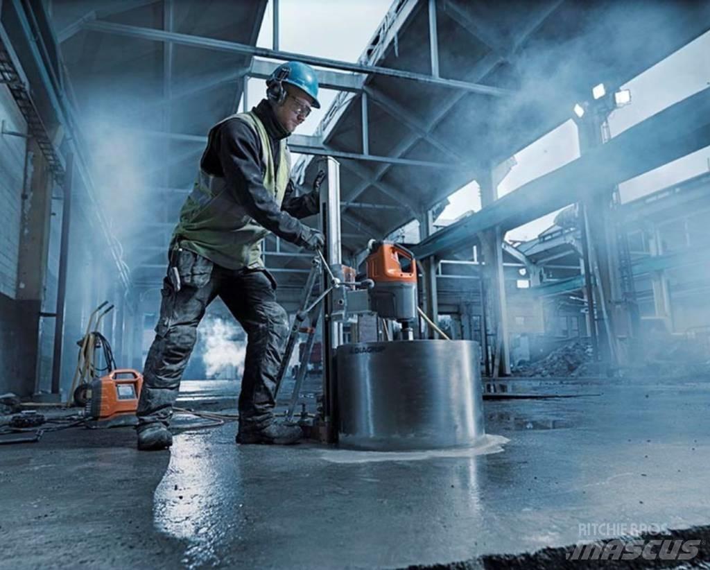 Husqvarna DM7000 Ліси будівельні, підйомники, вежі-тури