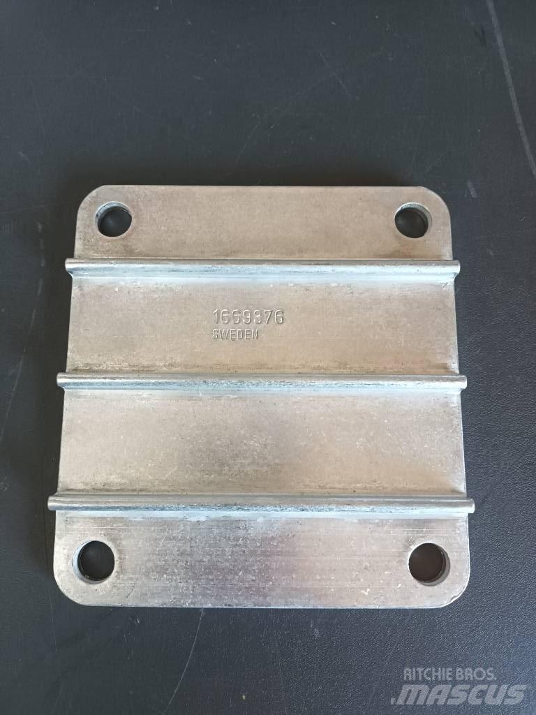 Volvo COVER 1669376 Двигуни