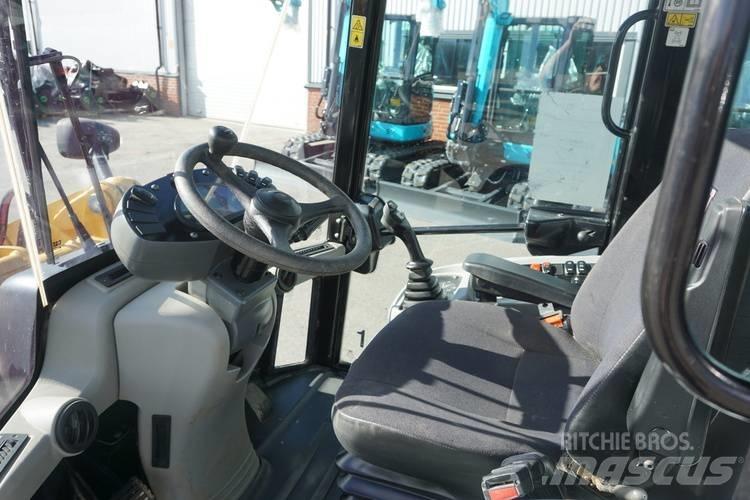 CAT 906M *Uthyres* Фронтальні навантажувачі