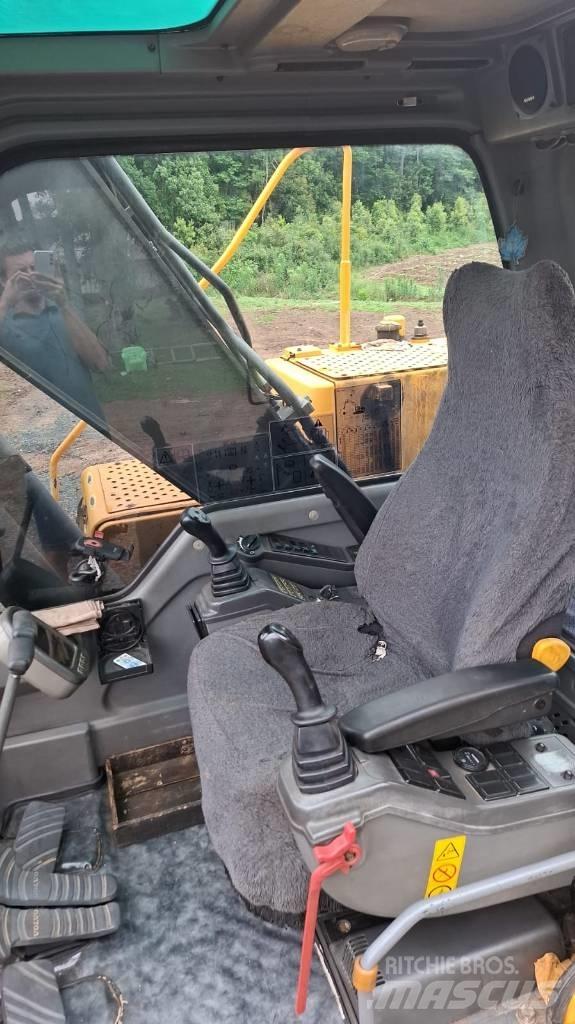 Volvo EC210B Гусеничні екскаватори
