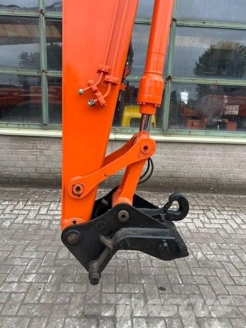Hitachi ZX 135 US Гусеничні екскаватори