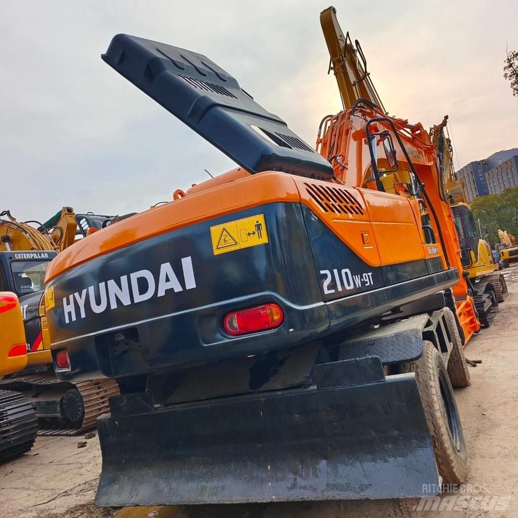 Hyundai 210W-9 Колісні екскаватори
