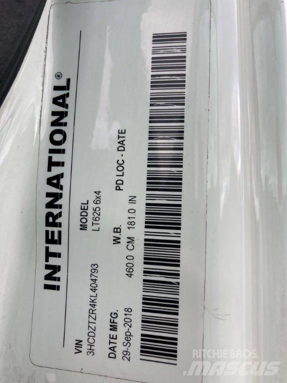International LT Тягачі