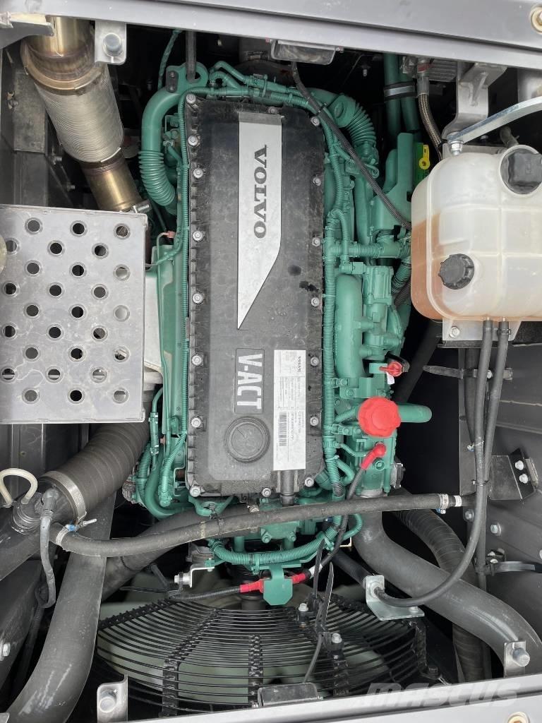 Volvo EC250E Гусеничні екскаватори