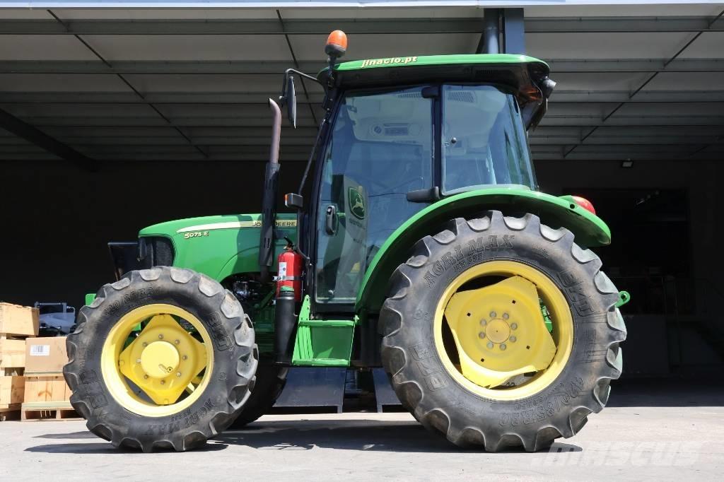 John Deere 5075 E Трактори