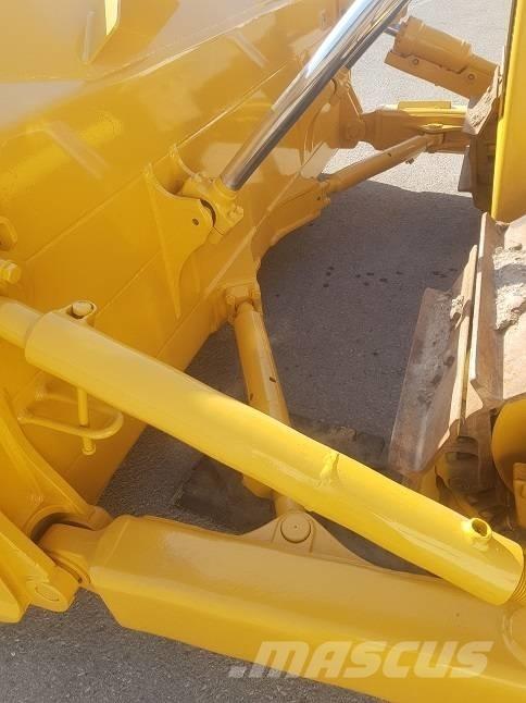 Komatsu D65EX-15 Гусеничні бульдозери