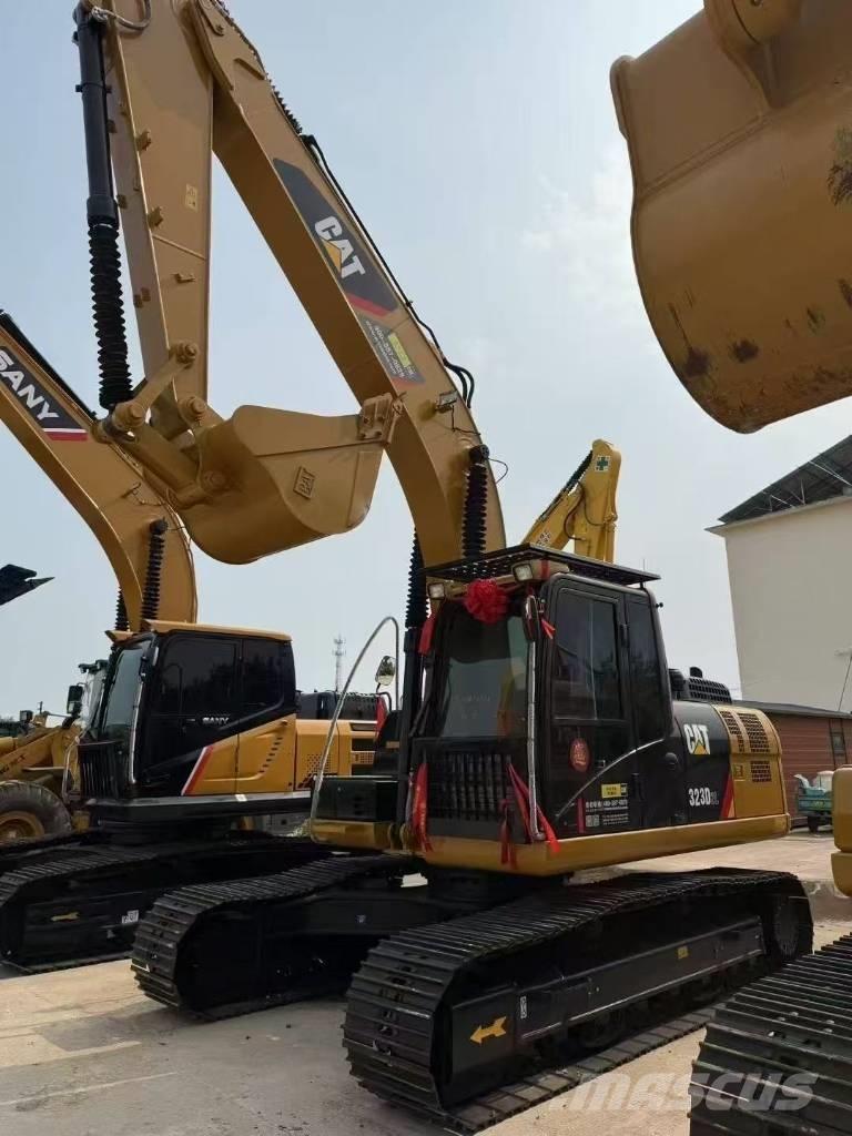 CAT 323D2L Гусеничні екскаватори
