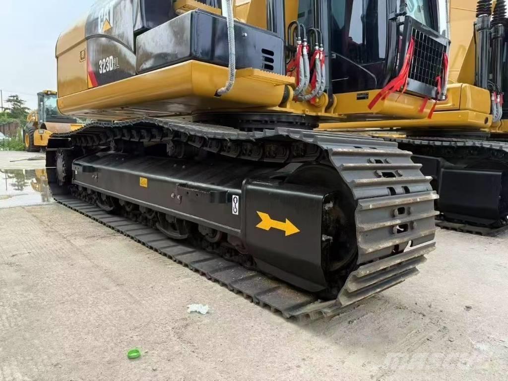 CAT 323D2L Гусеничні екскаватори