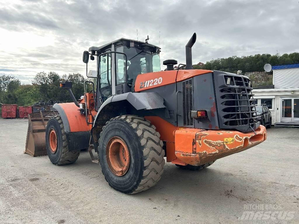 Hitachi ZW 220 Фронтальні навантажувачі
