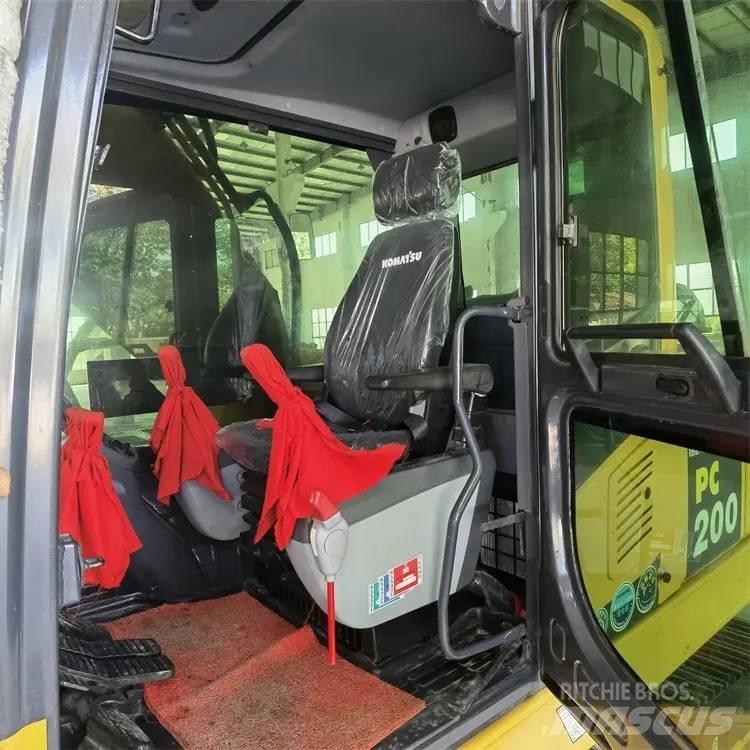 Komatsu PC200-8 Гусеничні екскаватори