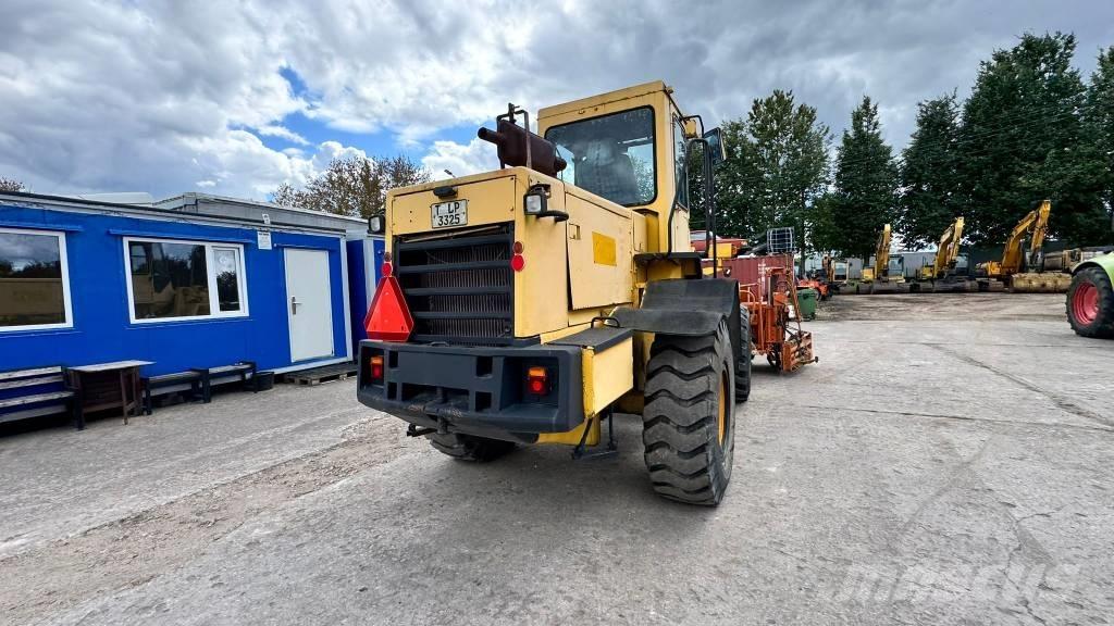 Komatsu WA 200 Фронтальні навантажувачі