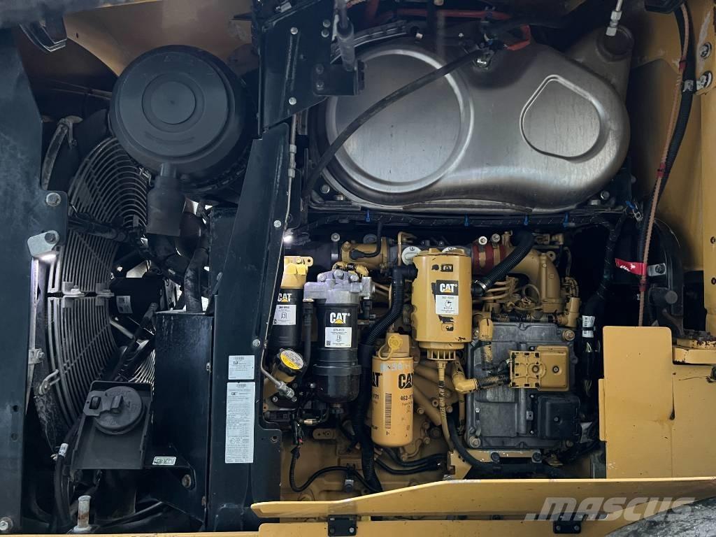 CAT 930M Фронтальні навантажувачі