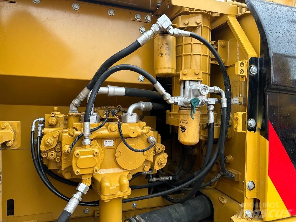 CAT 320 Гусеничні екскаватори