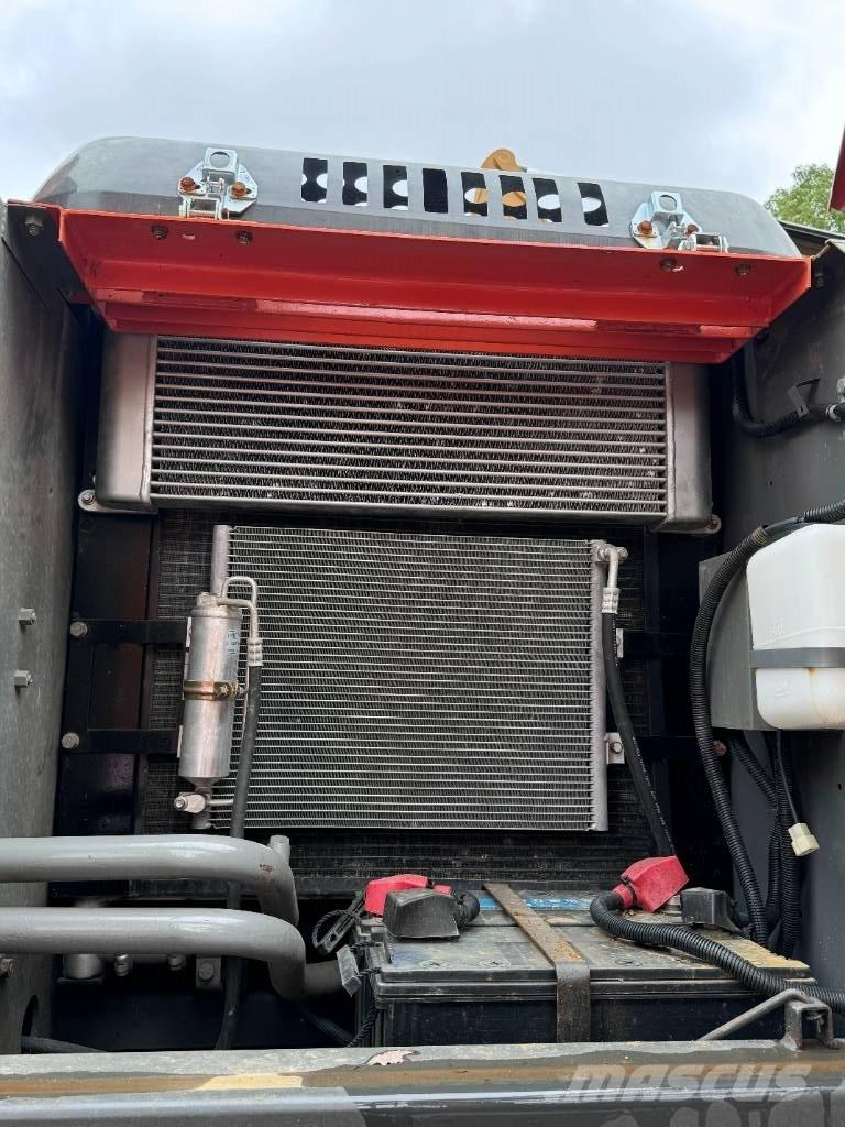 Hitachi ZX 200 Гусеничні екскаватори
