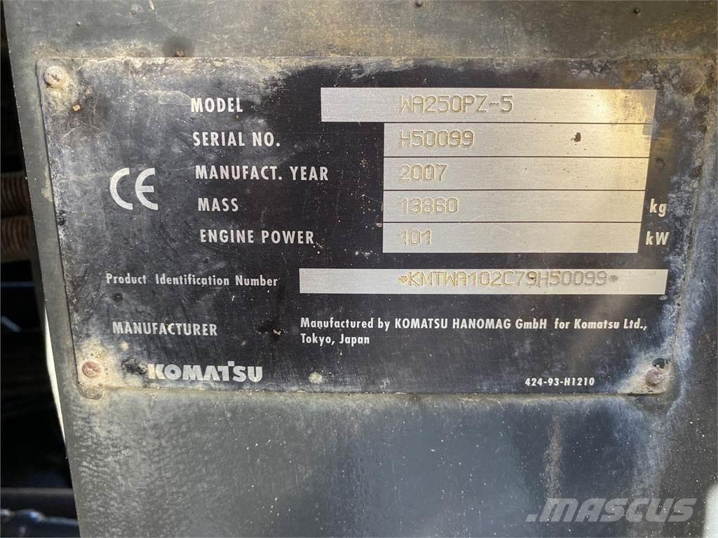 Komatsu WA250PZ-5 Фронтальні навантажувачі
