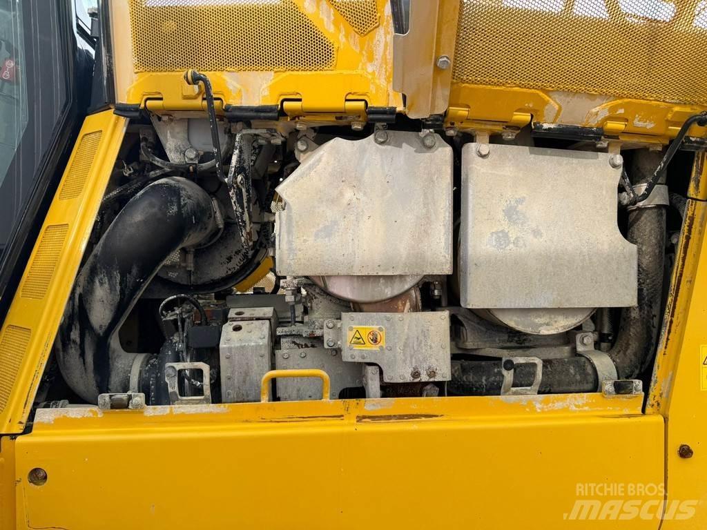 Komatsu D65PXi-18 Гусеничні бульдозери