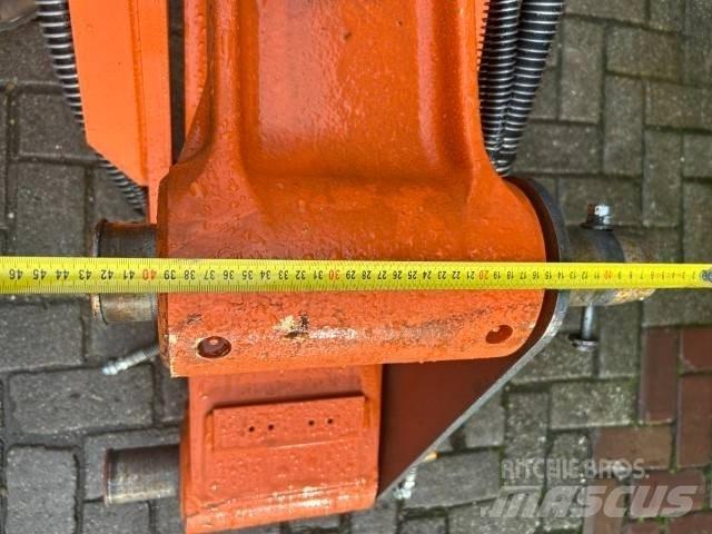 Hitachi ZX 135 Гусеничні екскаватори