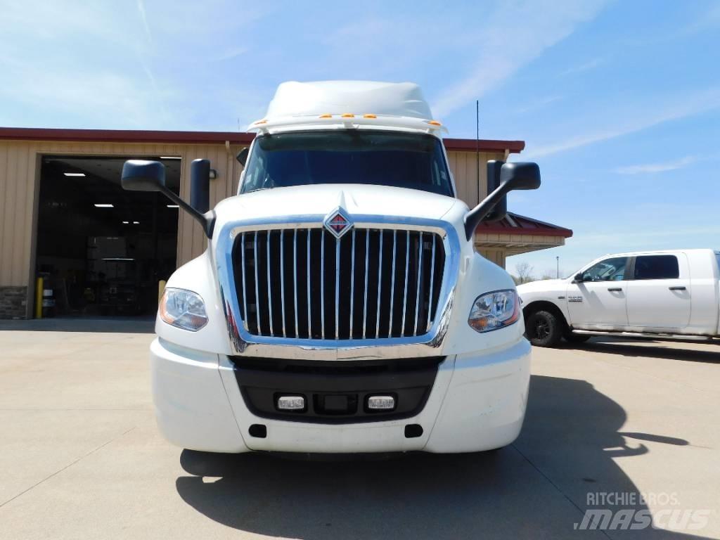 International LT 625 Тягачі