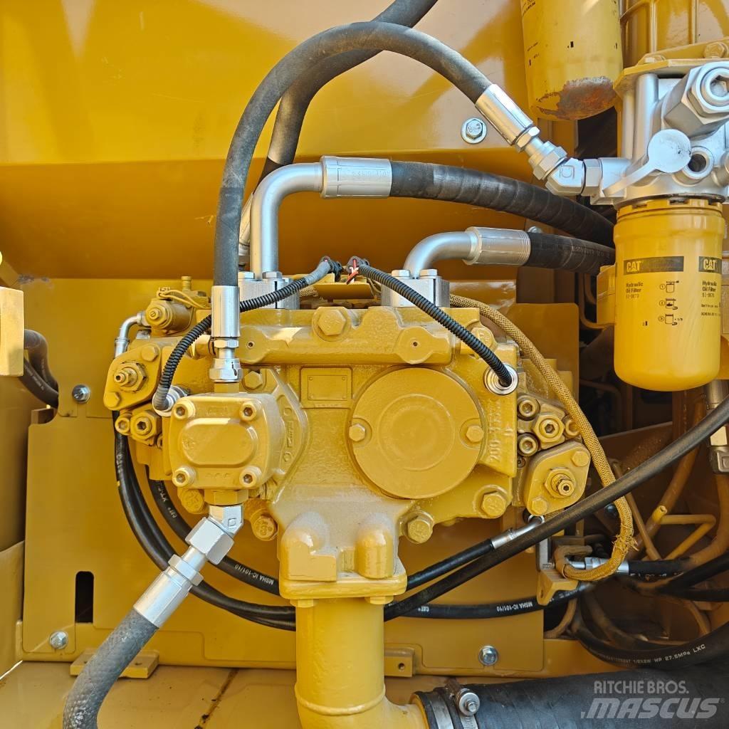 CAT 320D2 Гусеничні екскаватори