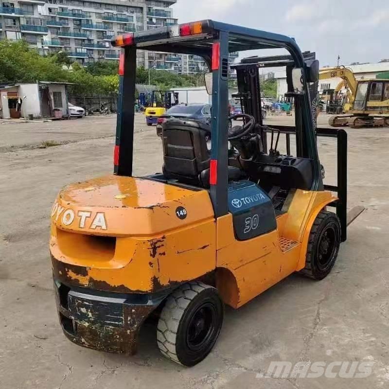 Toyota FD 30 Дизельні навантажувачі