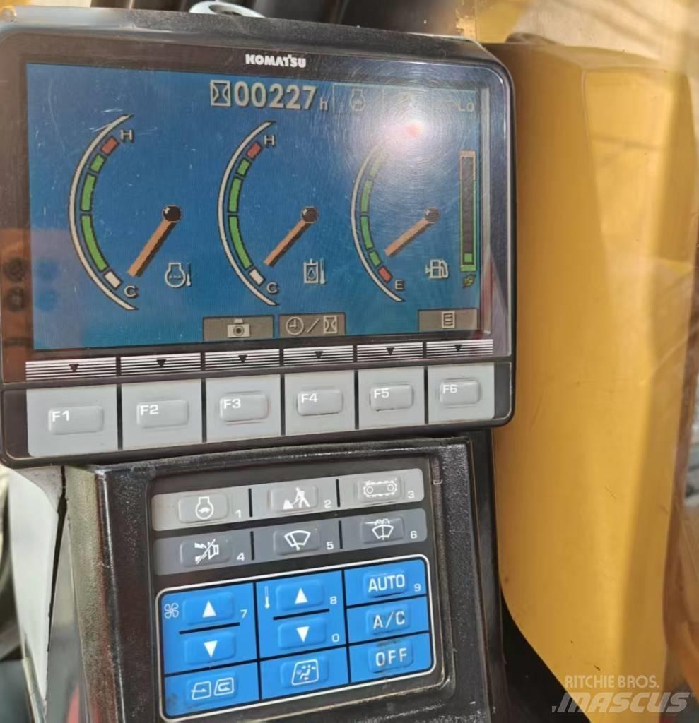 Komatsu 210LC-8 Гусеничні екскаватори