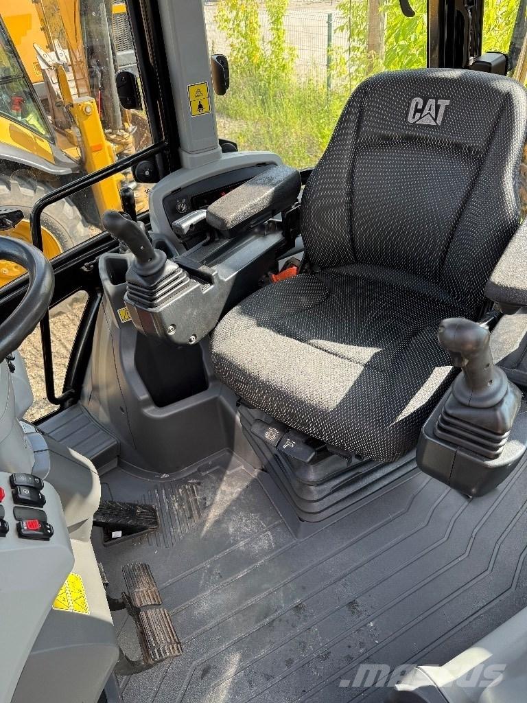 CAT 444 Екскаватори-навантажувачі