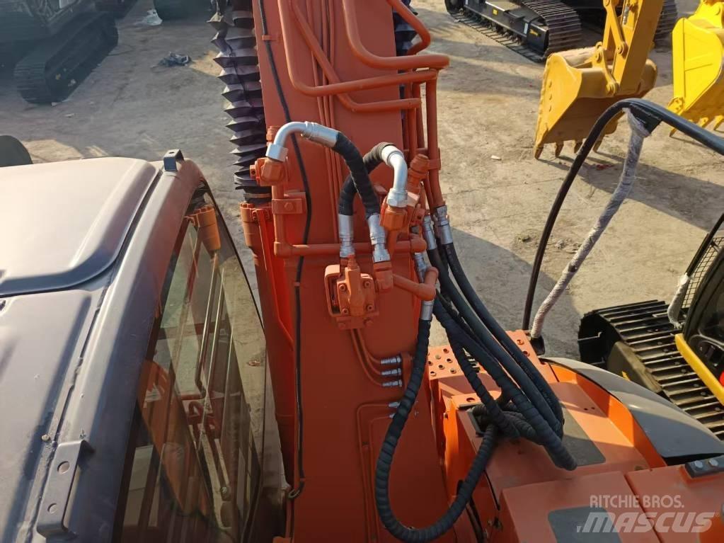 Hitachi ZX135 Гусеничні екскаватори