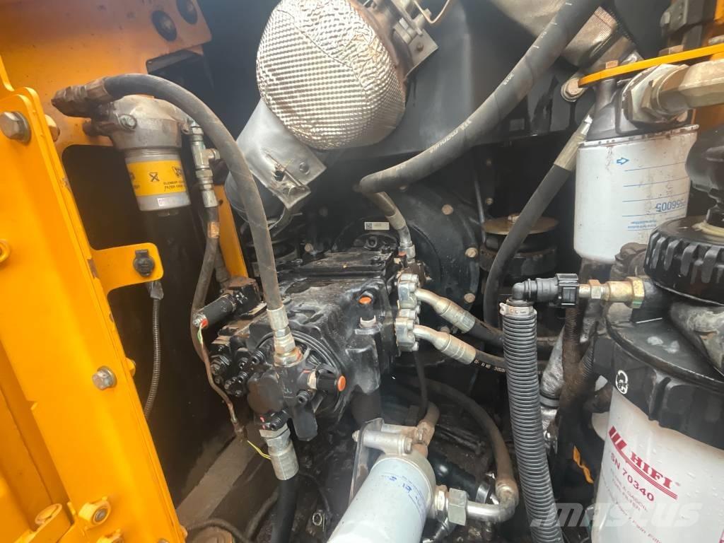 JCB JS 130 LC Гусеничні екскаватори
