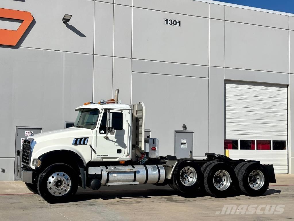 Mack GU713 Тягачі