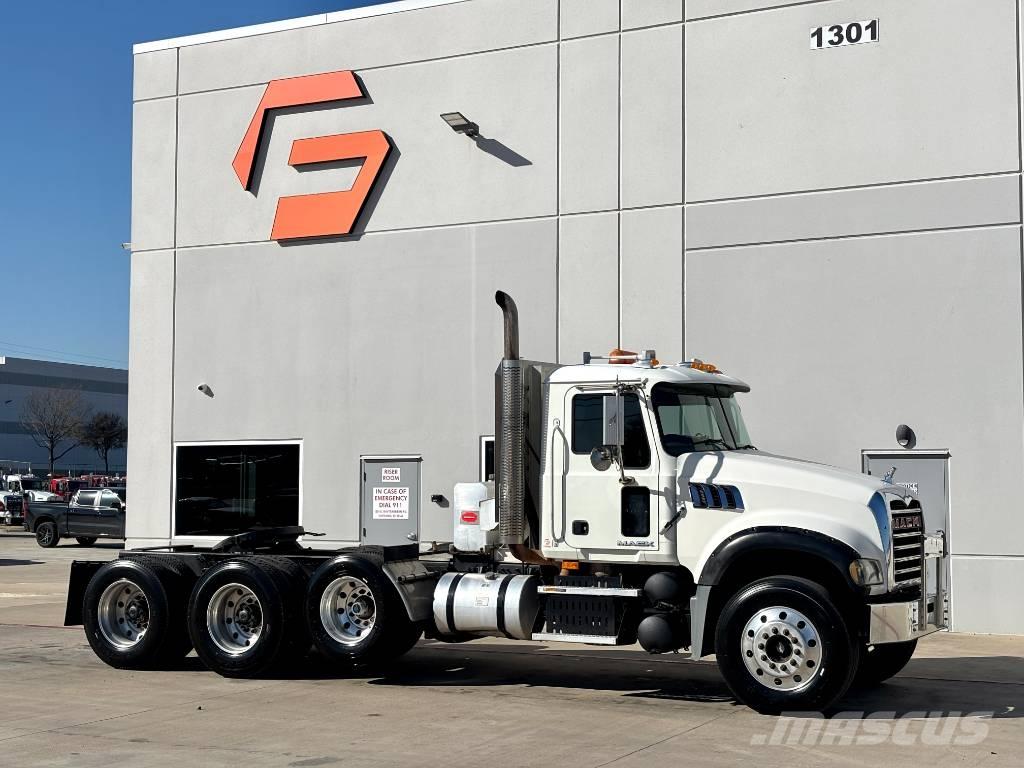 Mack GU713 Тягачі