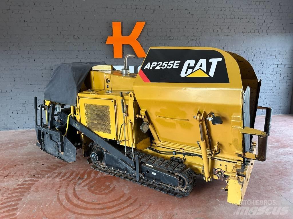 CAT AP 255 E Асфальтовкладачі