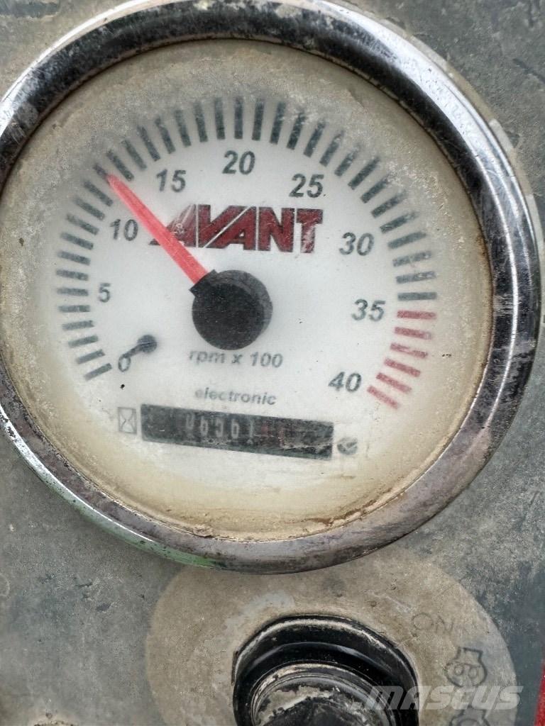 Avant 528 Багатофункціональне обладнання для вантажних і землекопальних робіт