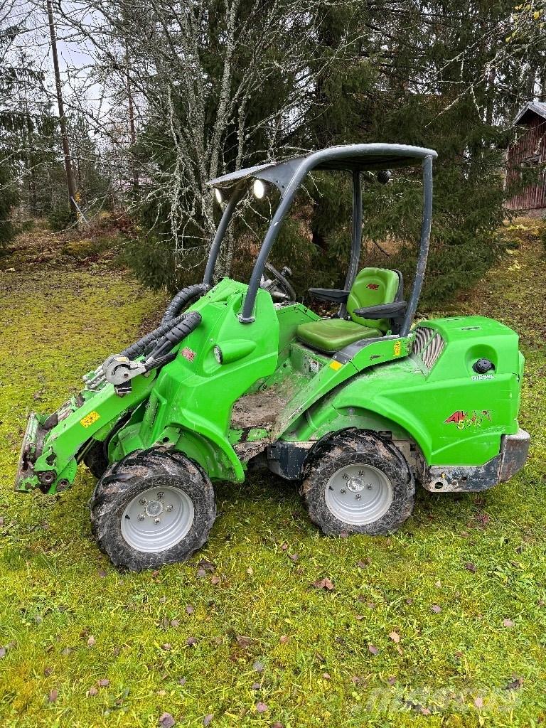 Avant 528 Багатофункціональне обладнання для вантажних і землекопальних робіт