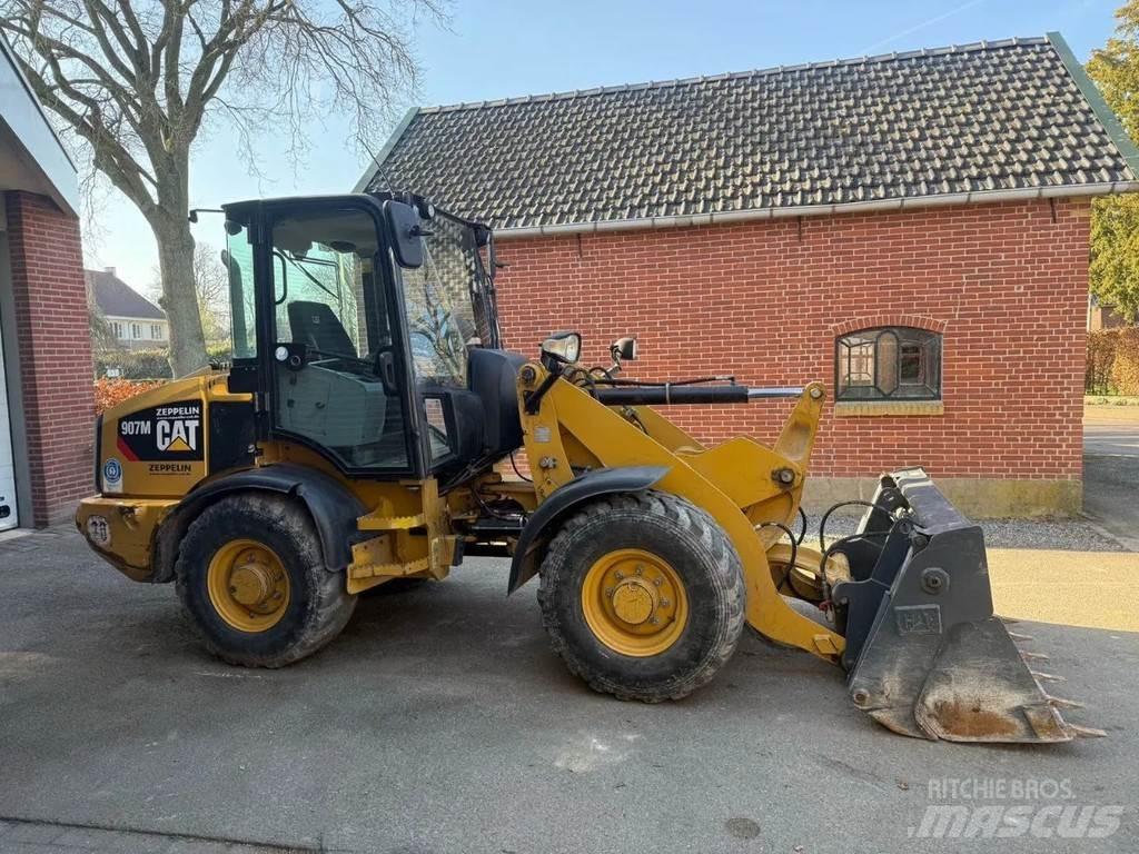 CAT 907M Фронтальні навантажувачі