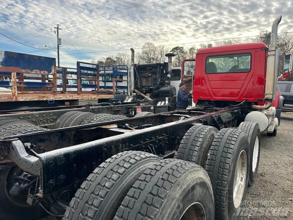 Mack CV 713 Контейнеровози