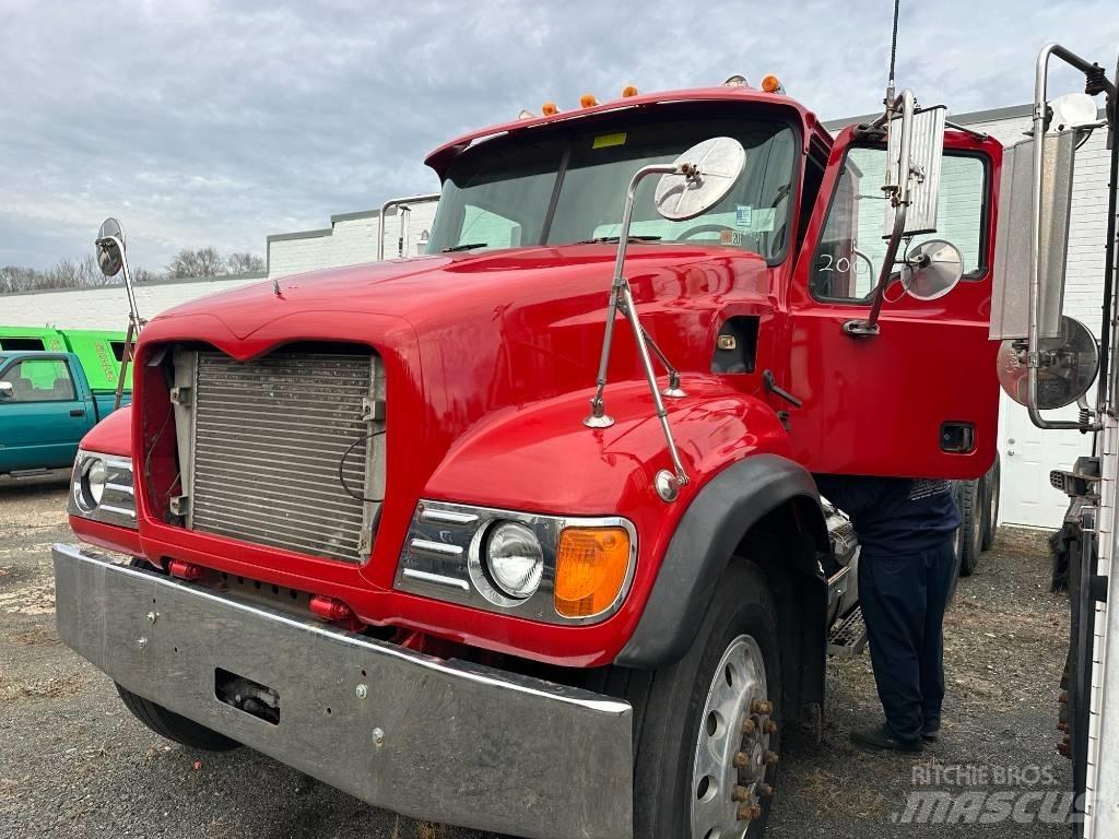 Mack CV 713 Контейнеровози