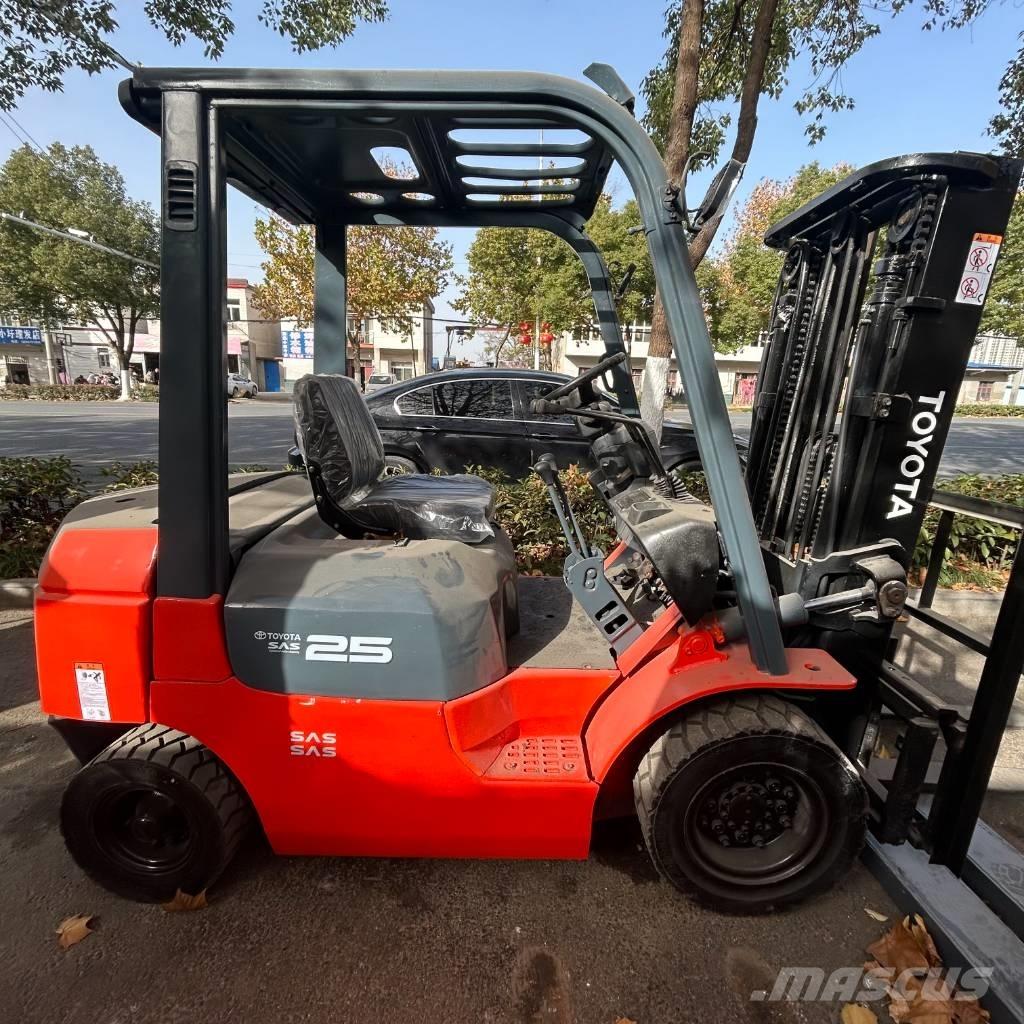 Toyota 2.5t Дизельні навантажувачі