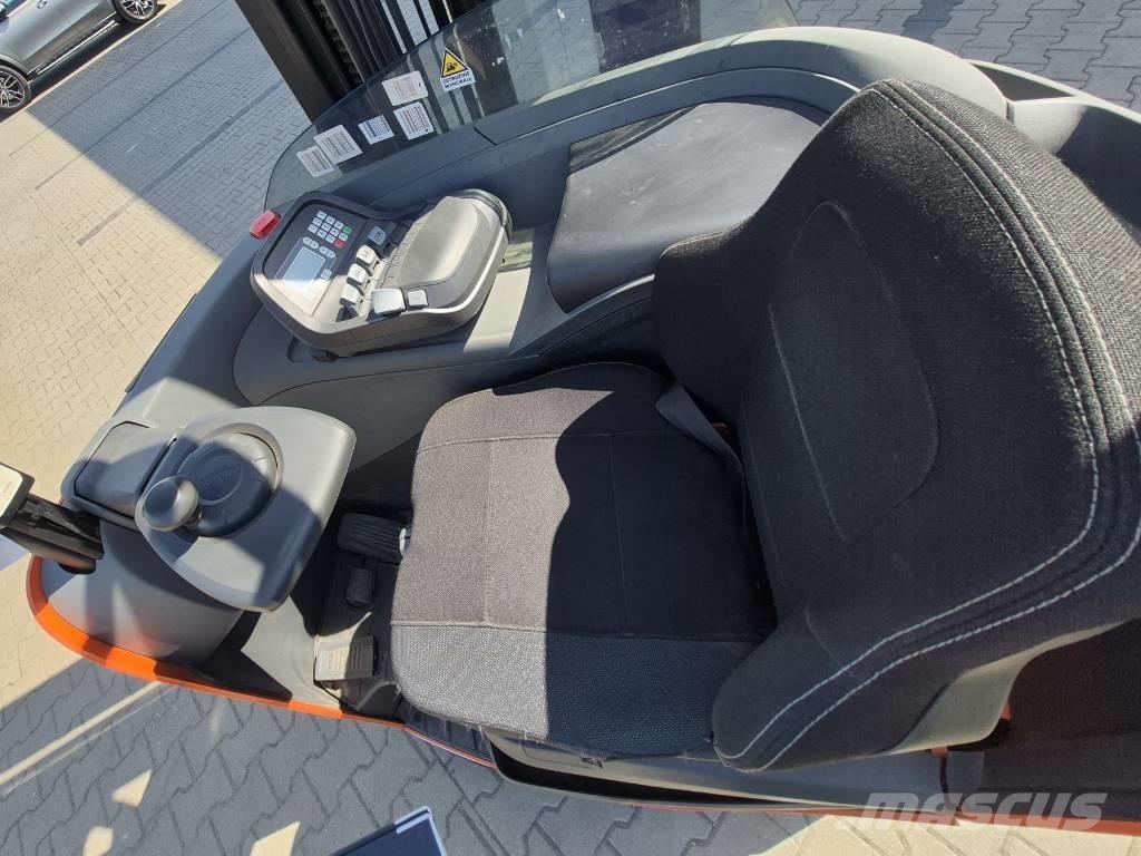 Toyota RRE160H Річ-трак із високим підйомом
