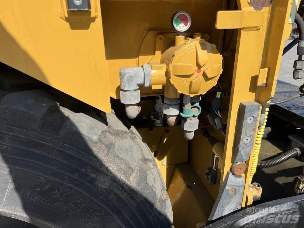 CAT AP 300 Асфальтовкладачі