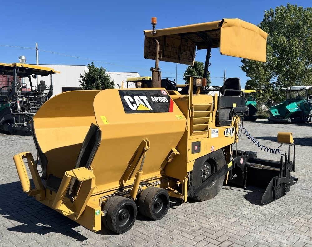 CAT AP 300 Асфальтовкладачі