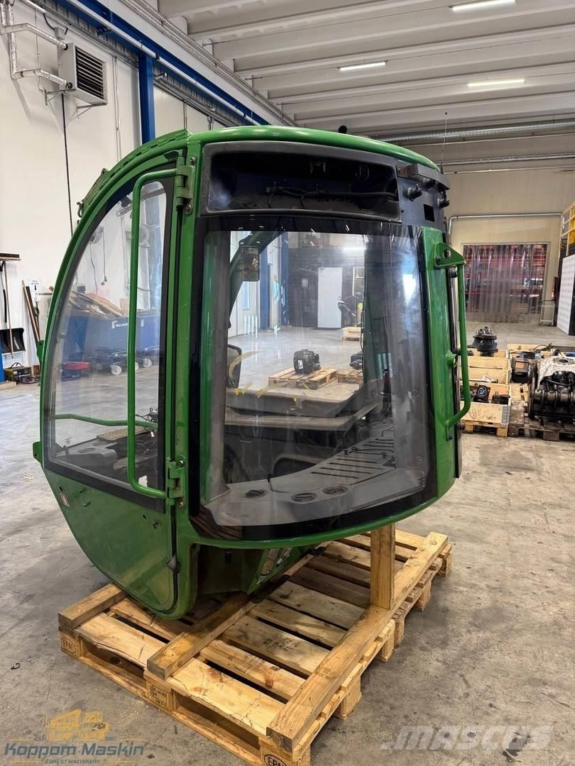 John Deere 1210E Кабіна