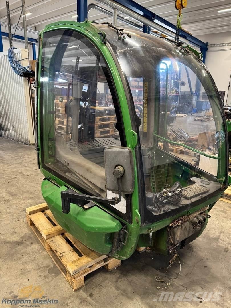 John Deere 1210E Кабіна