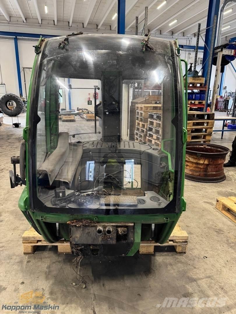 John Deere 1210E Кабіна