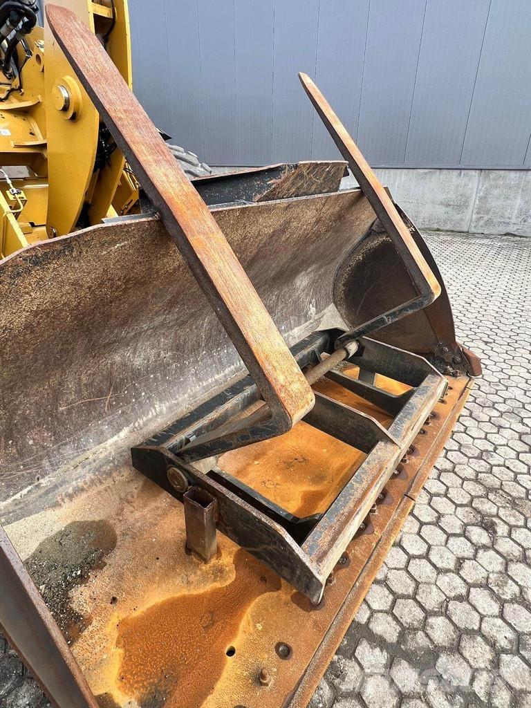 CAT 926M Фронтальні навантажувачі