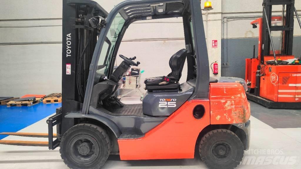 Toyota 52-8 FD F 25 Дизельні навантажувачі