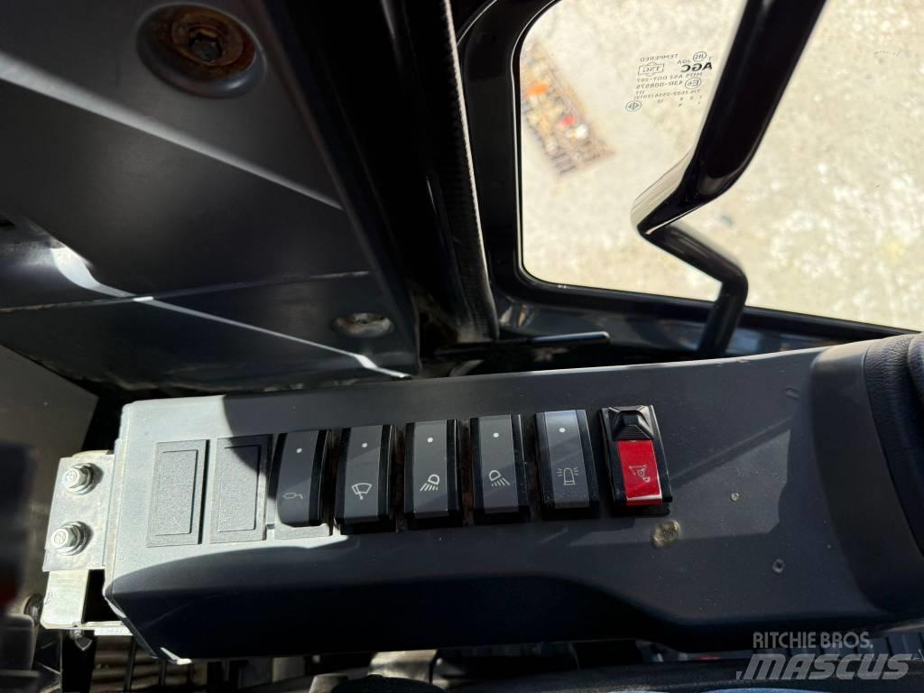 Komatsu PW 148-11 Колісні екскаватори